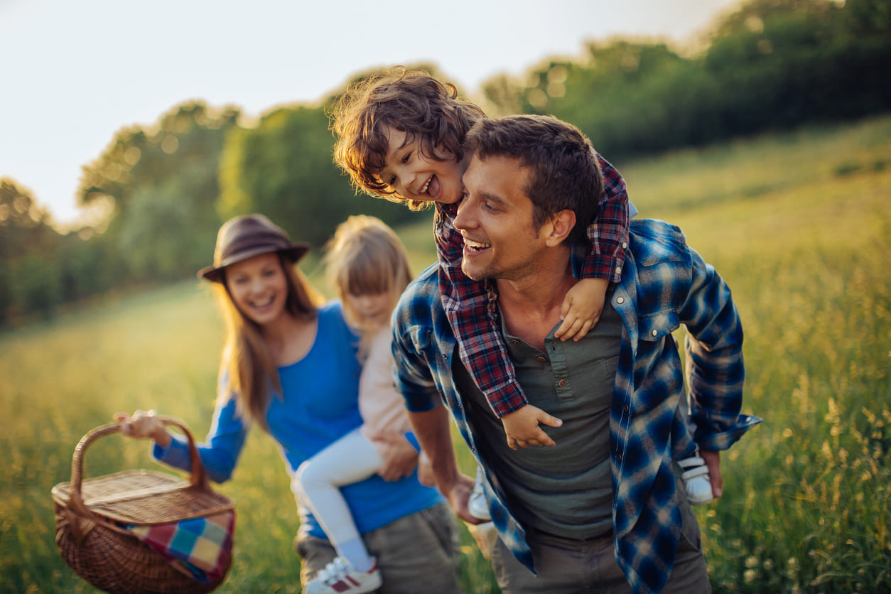 Eurolife blog - family picnic in the park