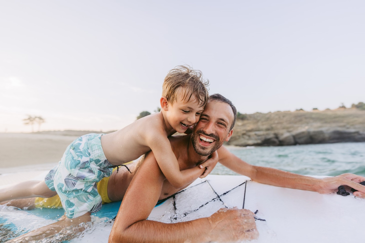 eurolife-blog μπαμπάς και παιδί παίζουν μαζί στη θάλασσα το καλοκαίρι